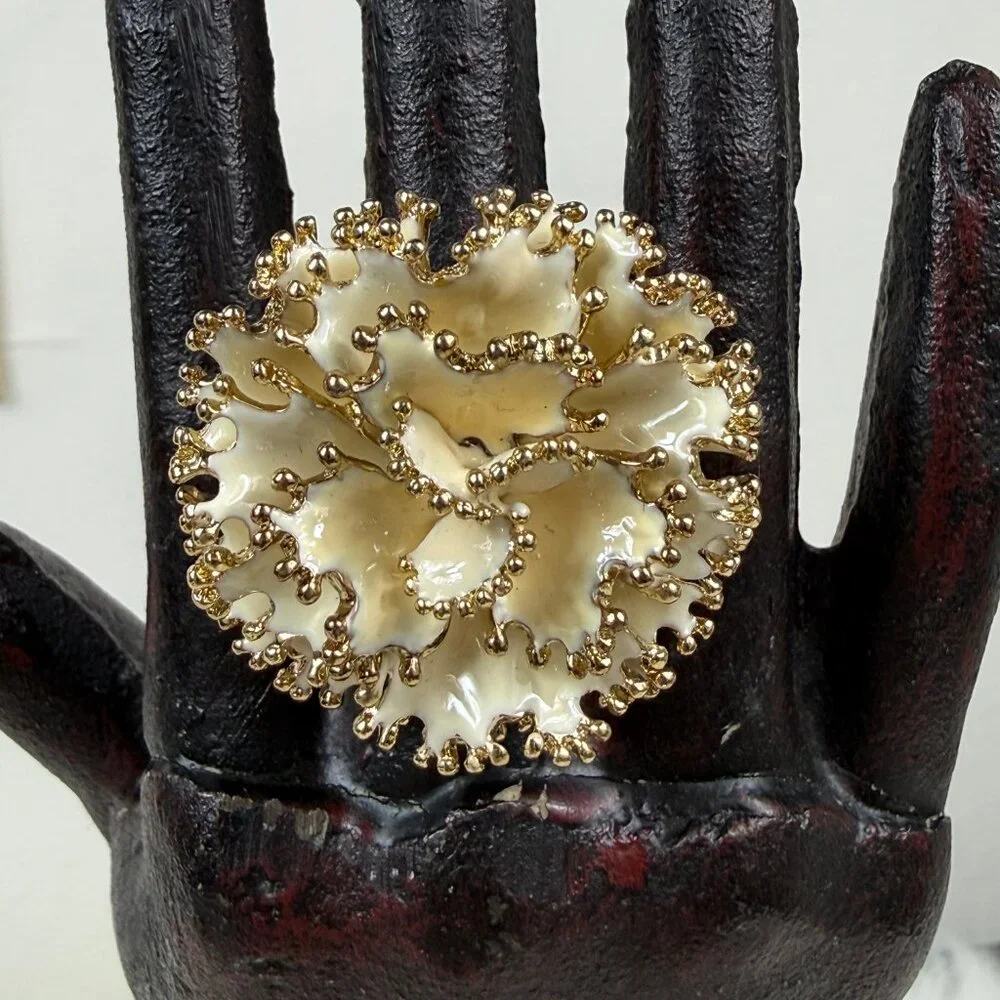 Abstract Flower Stretch Ring 3D Figural Cream & Gold Tone